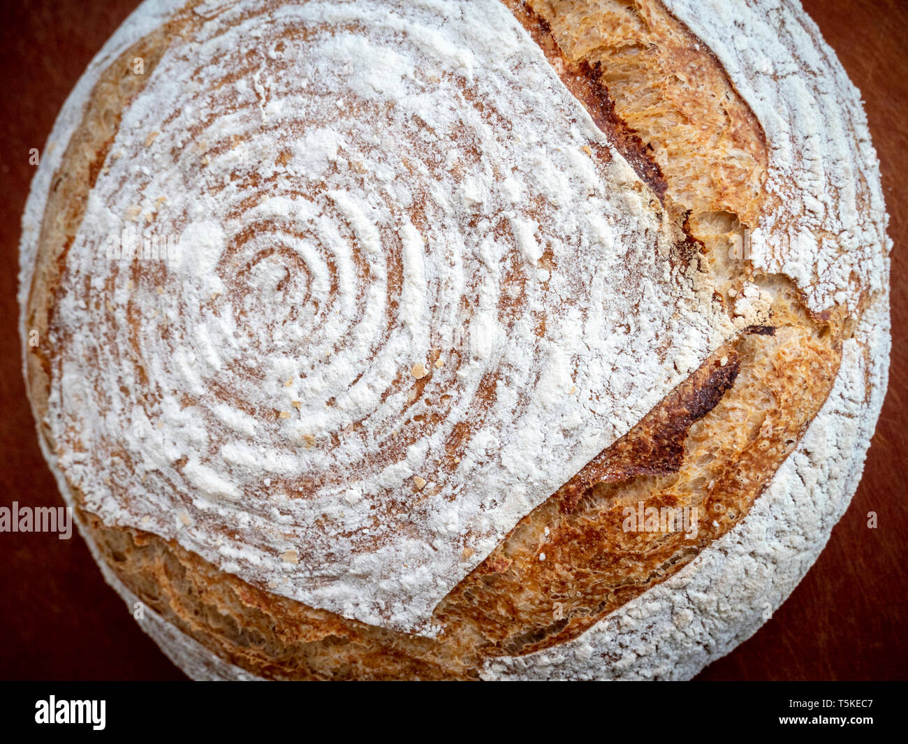 De cerca una hogaza de pan de masa fermentada hecho en casa. Foto de stock