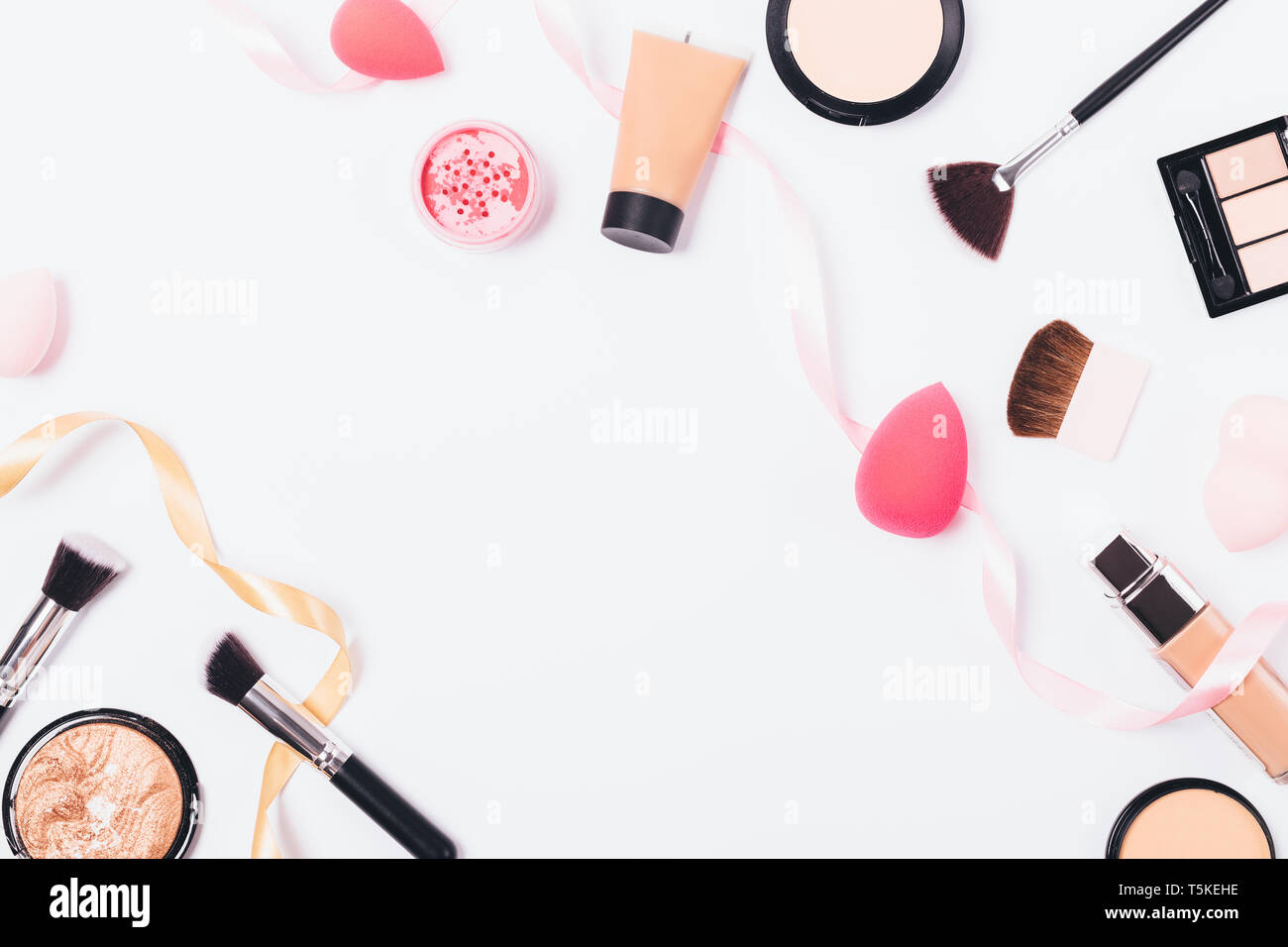 Marco De Laicos Plana Mujer Cosmeticos Decorativos Y Accesorios Sobre Un Fondo Blanco Vista Superior De Cepillos Esponjas De Maquillaje Y Productos De Belleza Fotografia De Stock Alamy