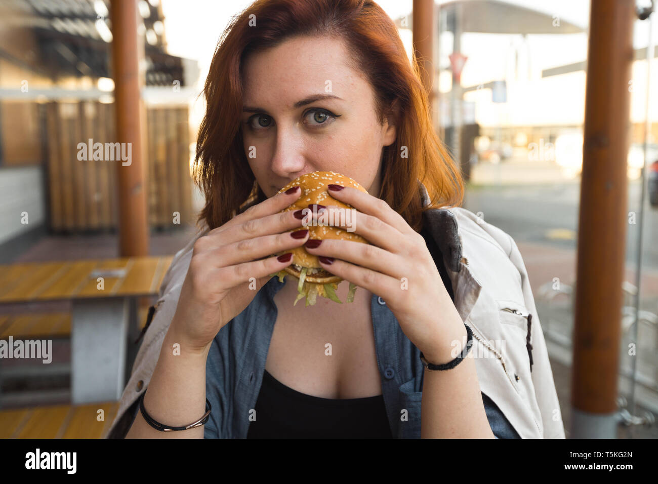 Hamburger Cerca - Joven Comiendo En El Restaurante De Comida Rapida - Una Hamburguesa Con Queso Papas Fritas Y Refresco Mediano Fotografia De Stock - Alamy Hamburger Cerca - Joven Comiendo En El Restaurante De Comida Rapida - Una Hamburguesa Con Queso Papas Fritas Y Refresco Mediano Fotografia De Stock - Alamy