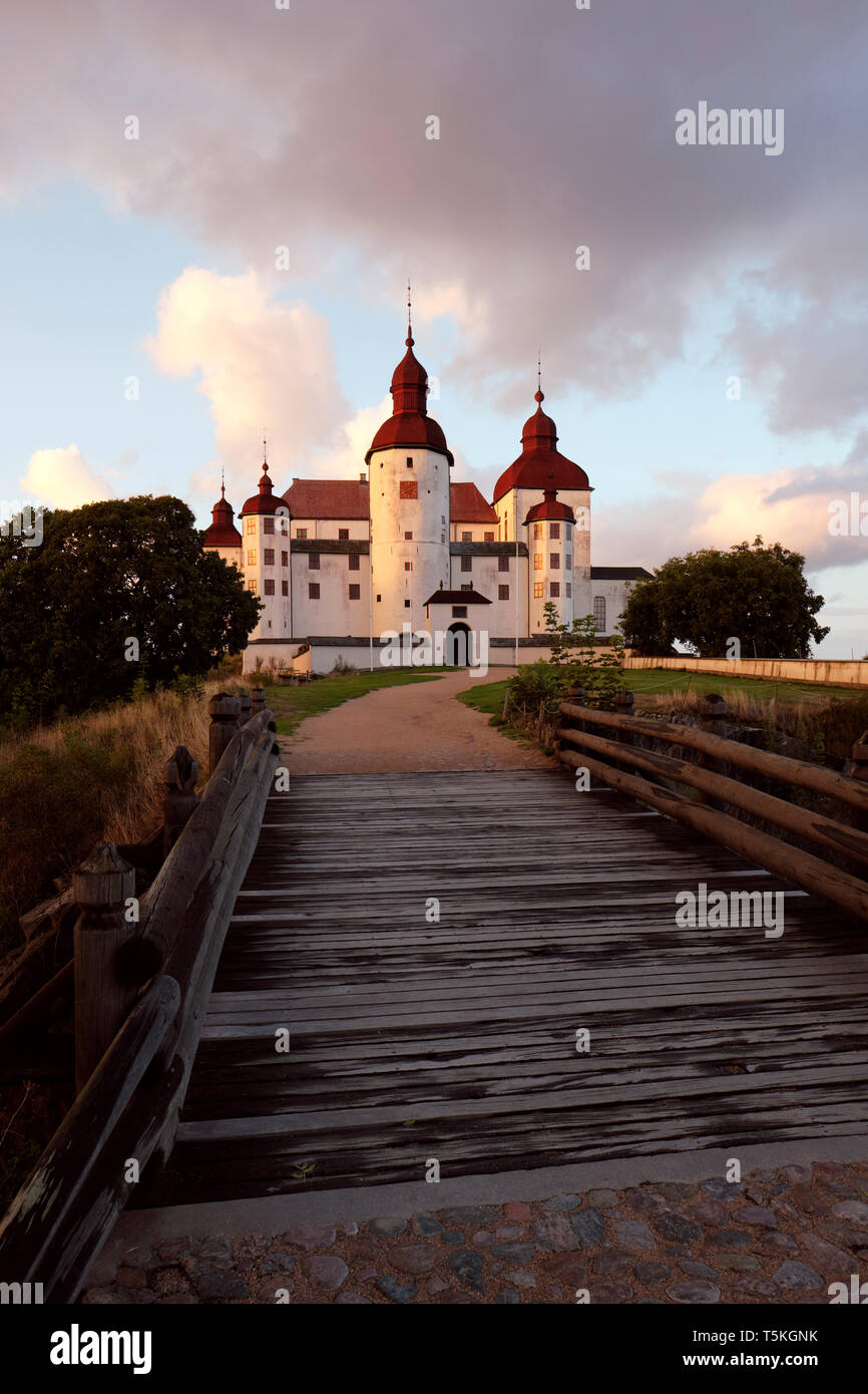 Castillo Lacko / Läckö Slott al atardecer, un castillo barroco medieval en Suecia, Kållandsö isla en el lago Vänern Västergötland Suecia. Foto de stock