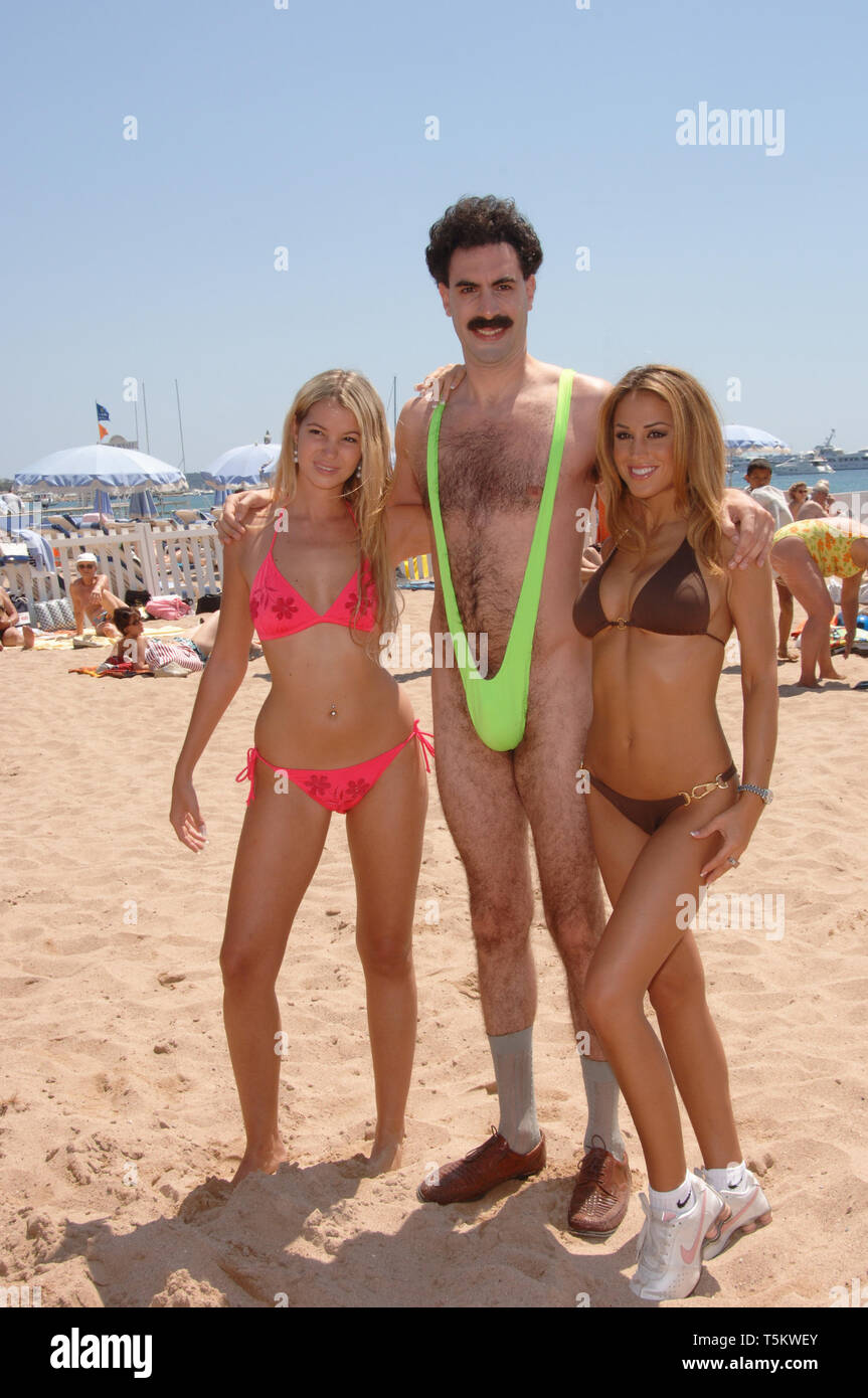 CANNES, Francia. Mayo 23, 2006: el comediante Sacha Baron Cohen (aka Ali G  / Borat) en la playa de Cannes para promocionar su nueva película "Borat"  en el 59º Festival Internacional de