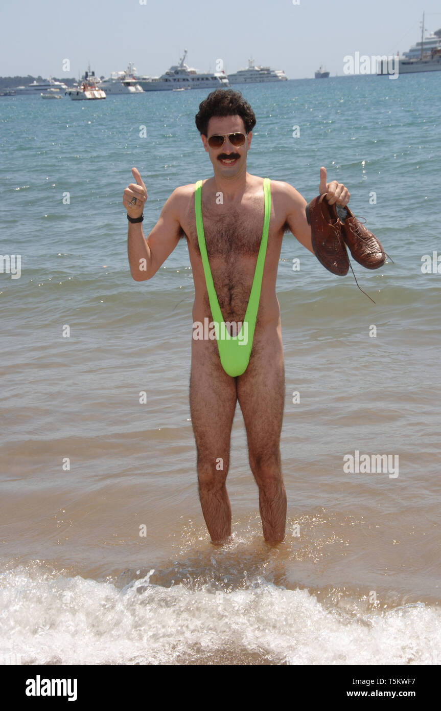 Sacha Baron Cohen/Borat posa para los fotógrafos durante el photocall para ' Borat-The película' en la playa de Cannes Fotografía de stock - Alamy
