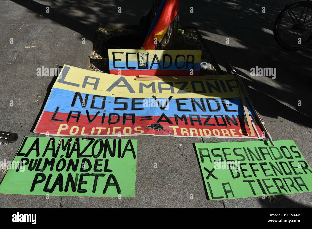 Madrid, Madrid, España. 25 abr, 2019. Carteles con mensajes para proteger  la selva amazónica se ven acostado sobre una acera durante la  protesta.Miles de alumnos, adolescentes y estudiantes universitarios han  marchado en