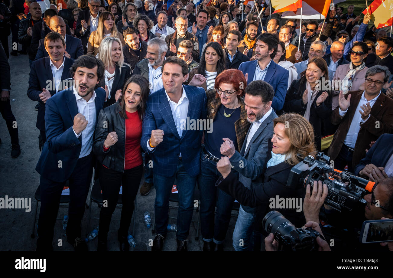 Los representantes de los ciudadanos (Ciudadanos) partido político son  vistos en el inicio de los eventos de la campaña para las elecciones  generales del 28 de abril. Los españoles están convocados a