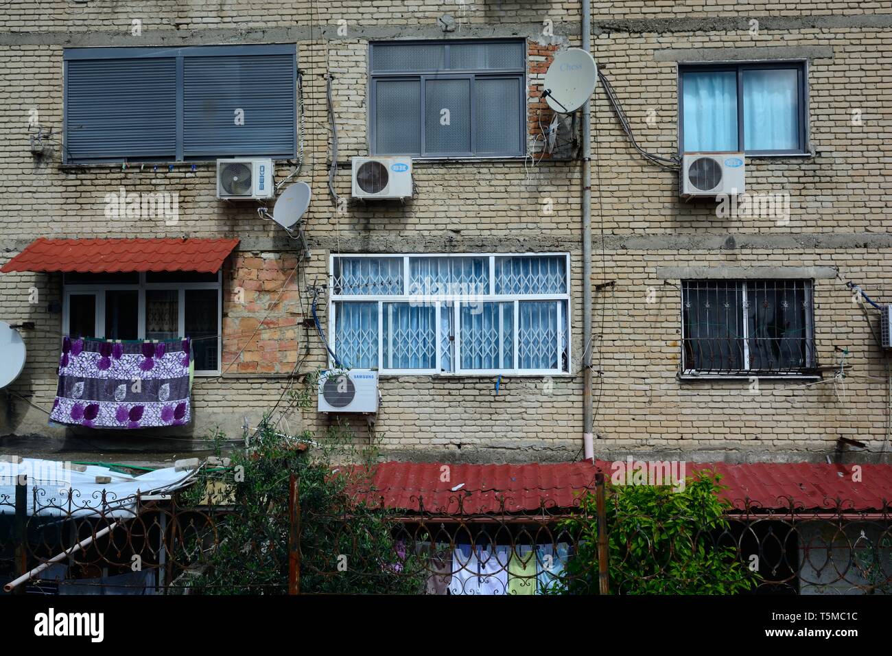 Bloques de pisos comunista conocido como bloques grises Tirana Albania Foto de stock