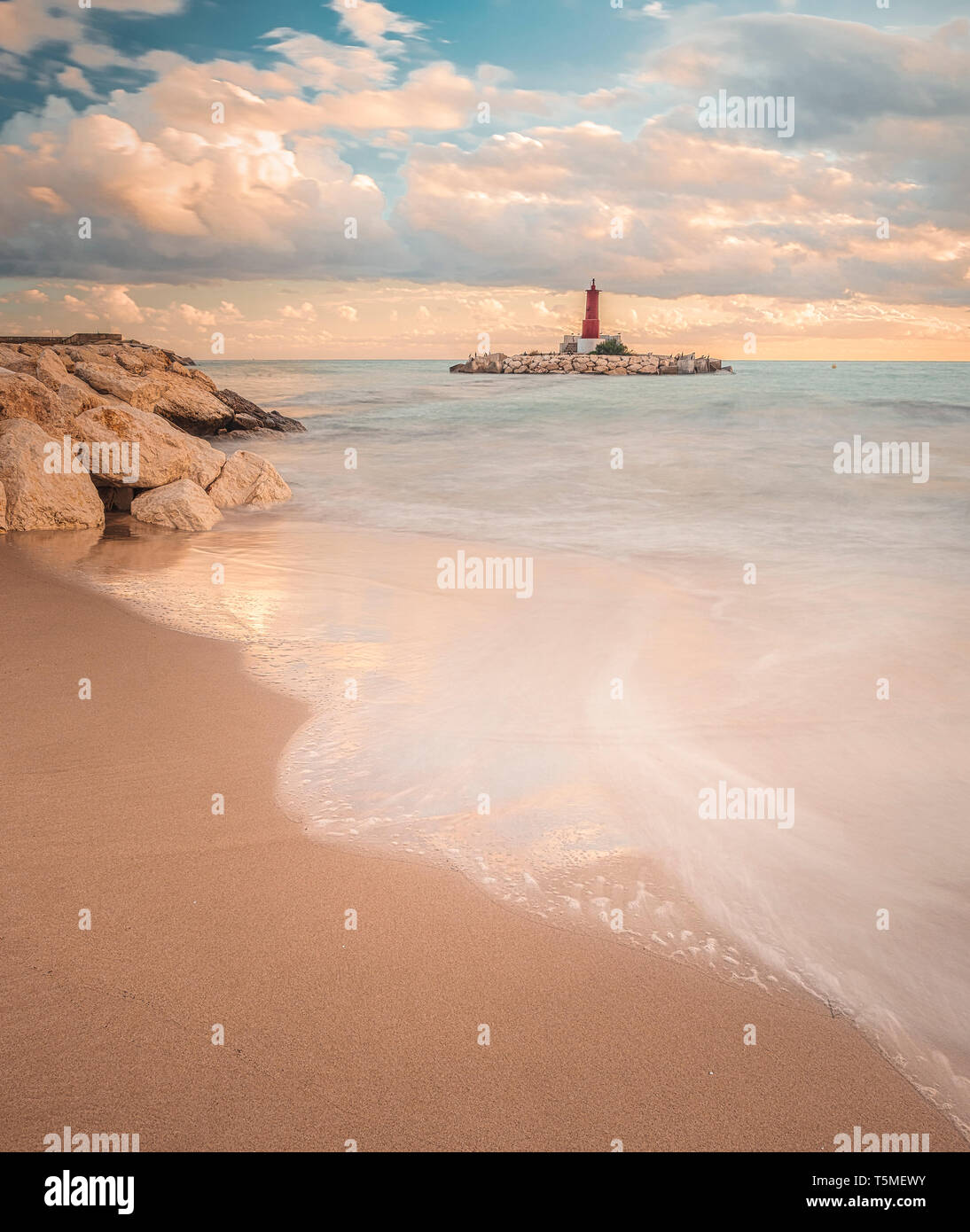 Villajoyosa playa con faro en la hora dorada Foto de stock