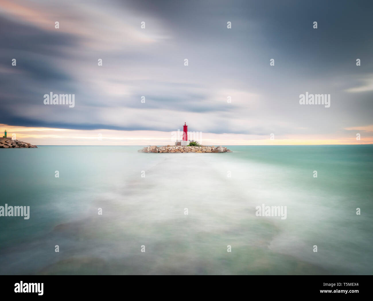 Seascape beach de Villajoyosa Alicante España en un día nublado . Foto de stock