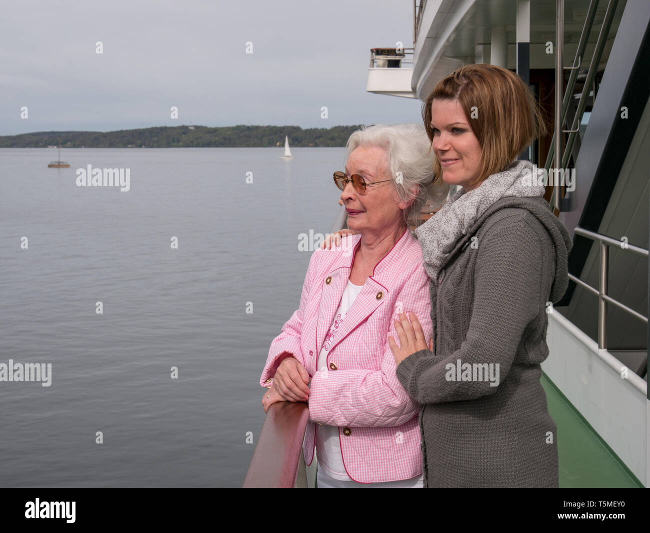 Senior dama joven haciendo un viaje en barco Foto de stock