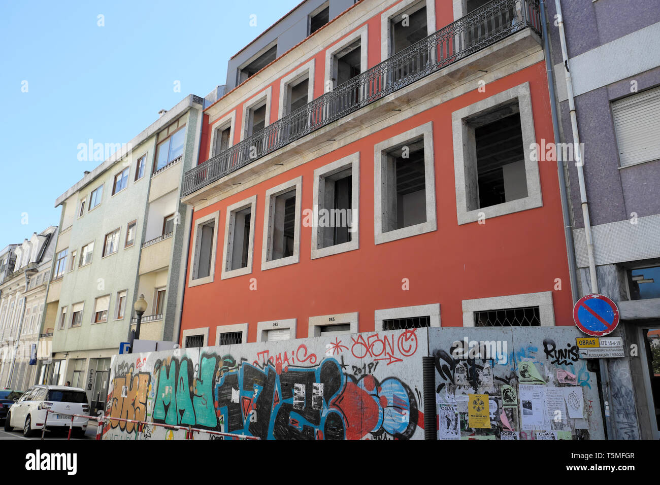 Arte en la calle en el acaparamiento fuera del sitio de construcción de apartamentos da Rua Miguel Bombarda en Oporto, Portugal KATHY DEWITT Foto de stock