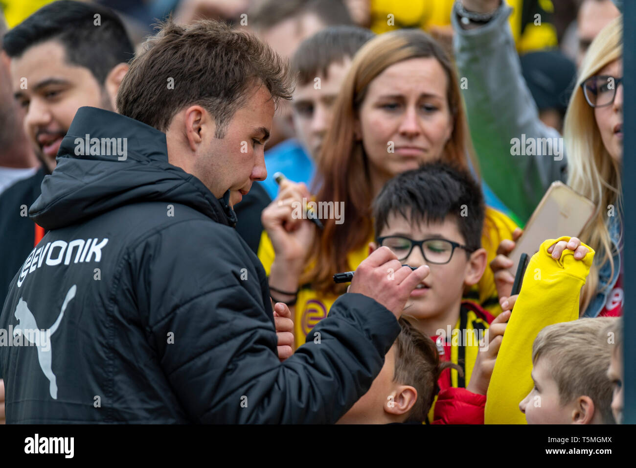 Fußball: 1. Bundesliga, Saison 2018/2019, formación von Borussia Dortmund am 25.04.2019 en Dortmund. Mario Götze Dortmunds / Goetze gibt Autogramme Foto de stock