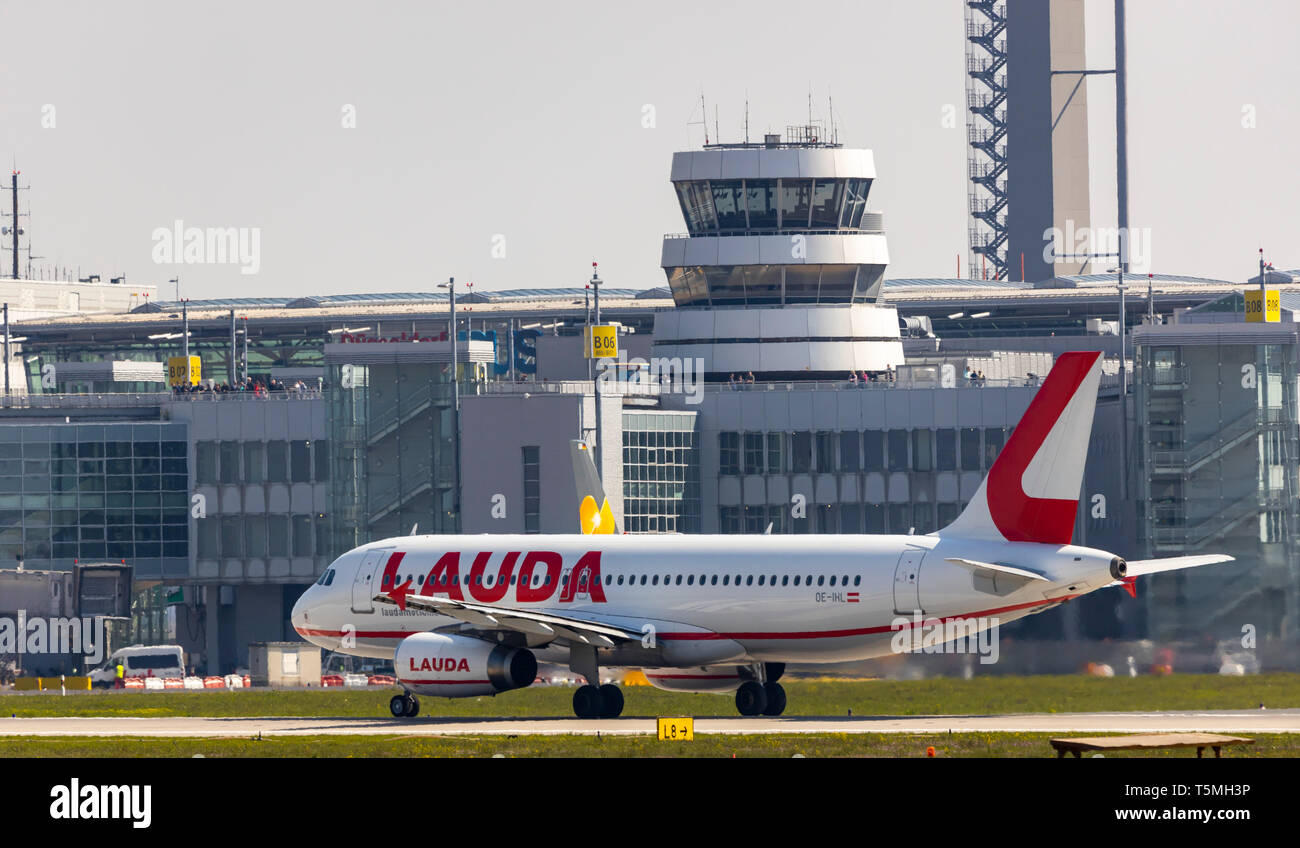 El Aeropuerto Internacional de Dusseldorf, DHE, Lauda, Laudamotion avión, Airbus A320, en la pista de rodaje, la torre de control del tráfico aéreo, en el edificio de la terminal, Foto de stock