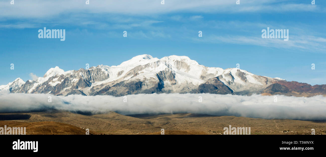 Paisaje Panorámico de alta montaña con nubes bajo el pico Foto de stock