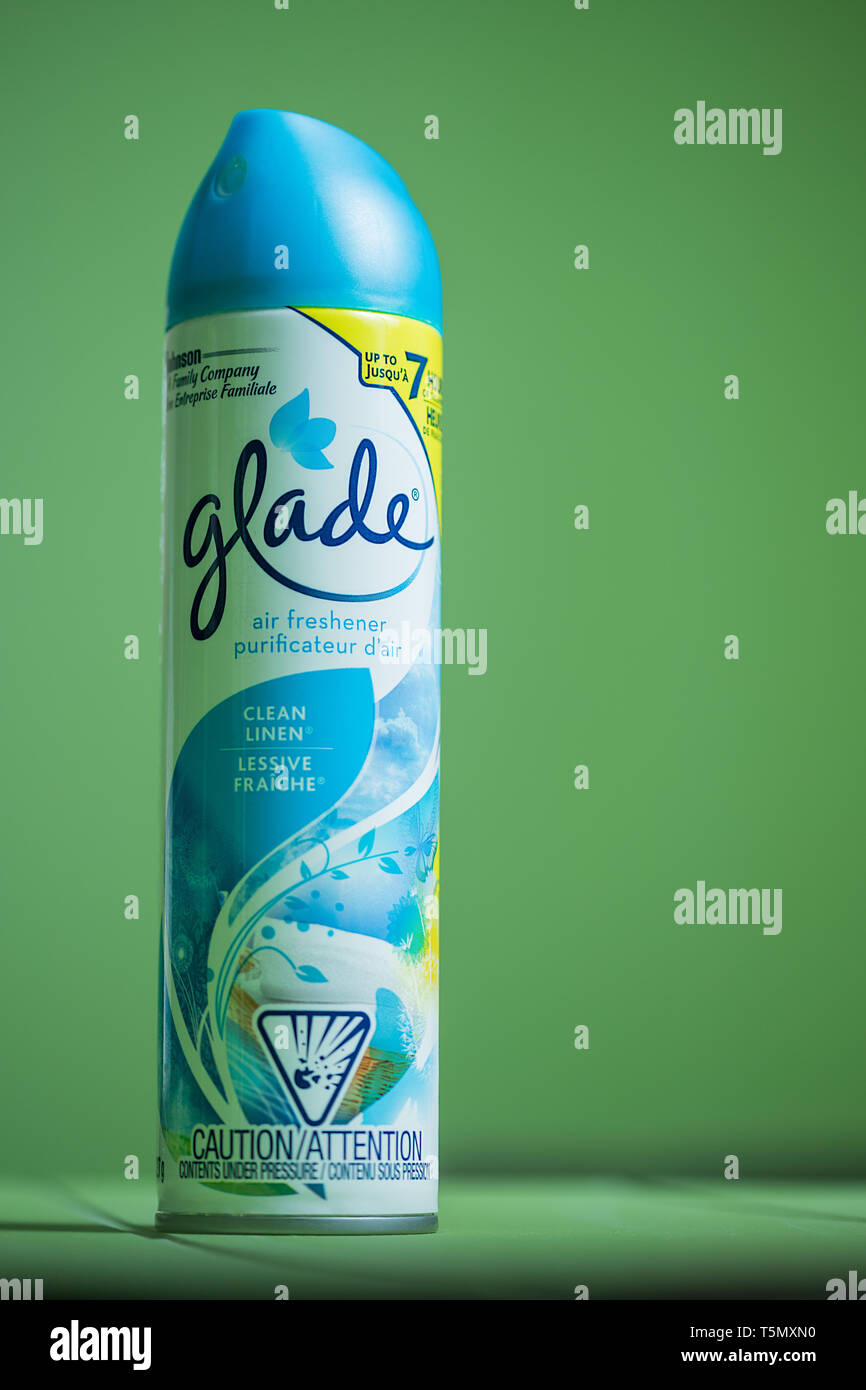 Una lata de aerosol Glade ambientador sobre un fondo verde. Glade es un  producto de la SC Johnson & Son company Fotografía de stock - Alamy