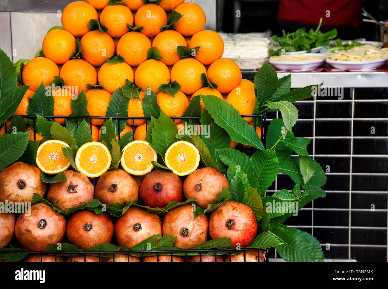 Montón de naranjas frescas en la pantalla en la calle jugo shack, Estambul, Turquía Foto de stock