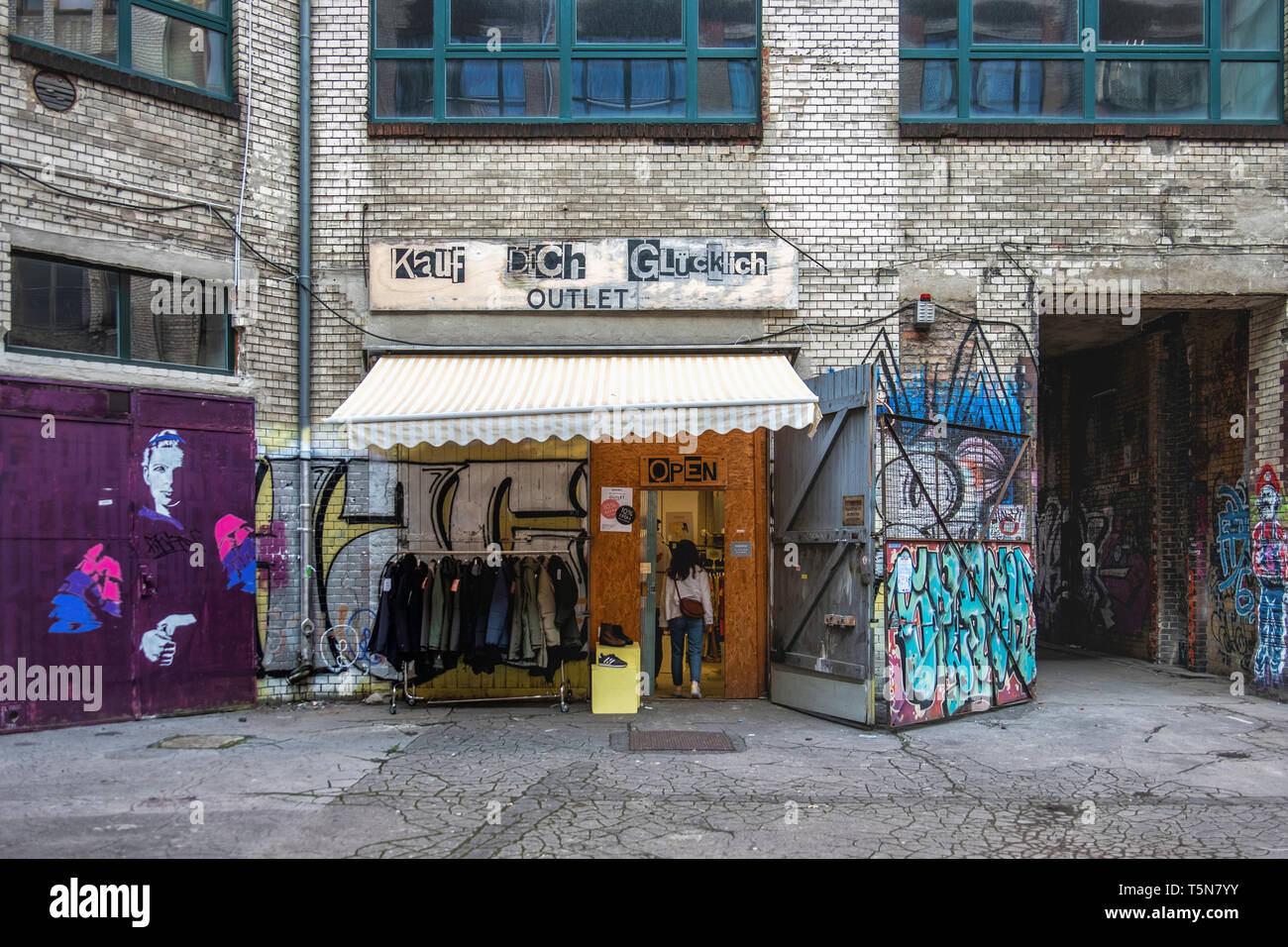 Boda, Berlín. Kauf Dich Glücklich & Fashion Outlet tienda de ropa en el patio interior del antiguo edificio industrial dilapidados en Gerichtstrasse 23. Foto de stock