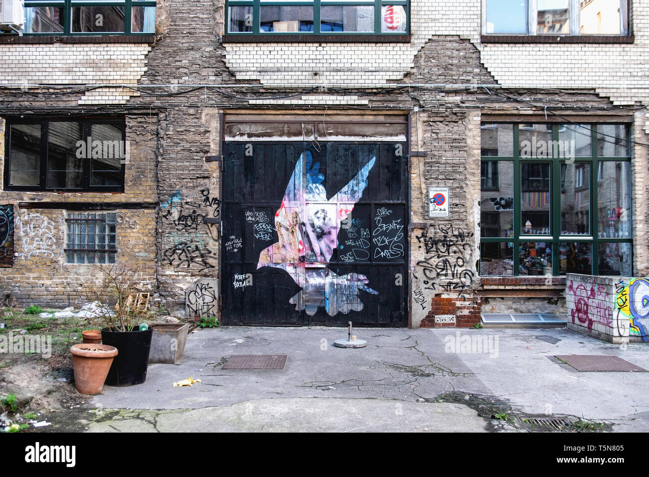 Boda, Berlín. Patio interior del ruinoso antiguo edificio industrial junto al río Panke en Gerichtstrasse 23. Uso residencial y comercial. Foto de stock