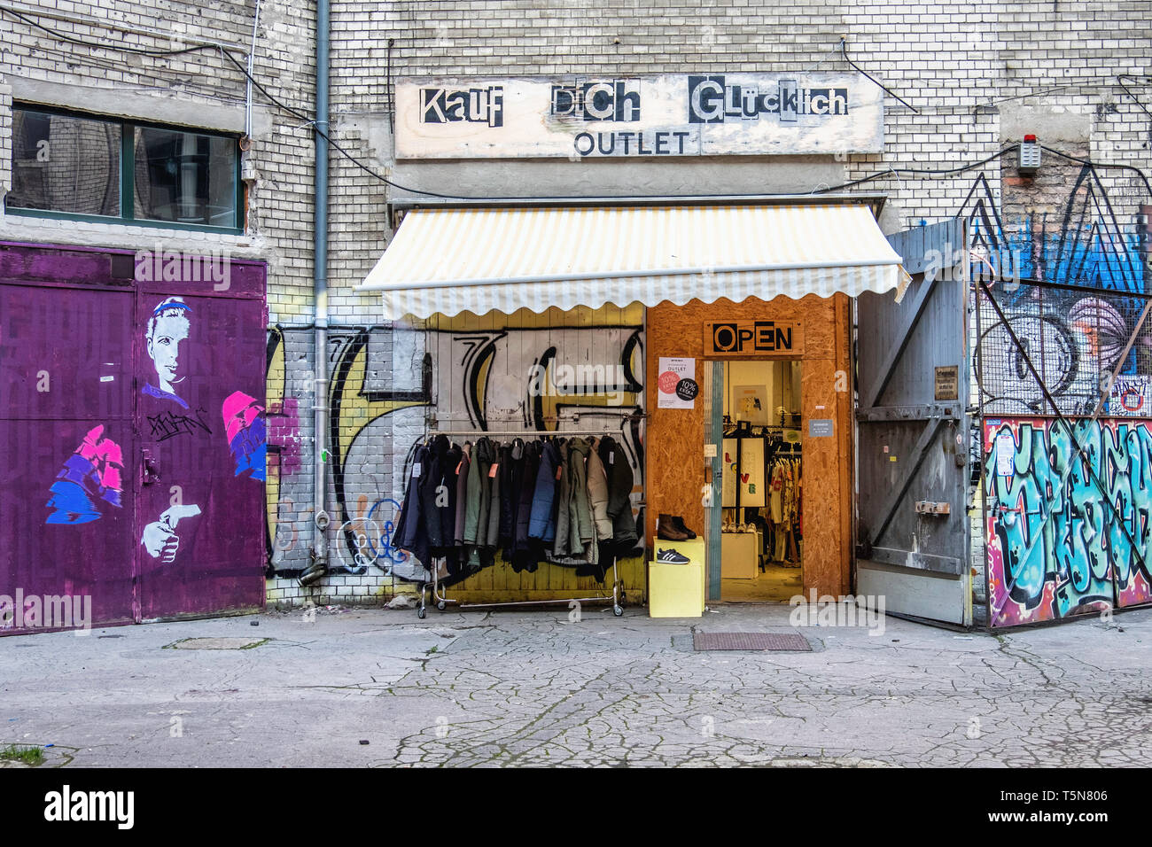 Boda, Berlín. Kauf Dich Glücklich & Fashion Outlet tienda de ropa en el patio interior del antiguo edificio industrial dilapidados en Gerichtstrasse 23. Foto de stock