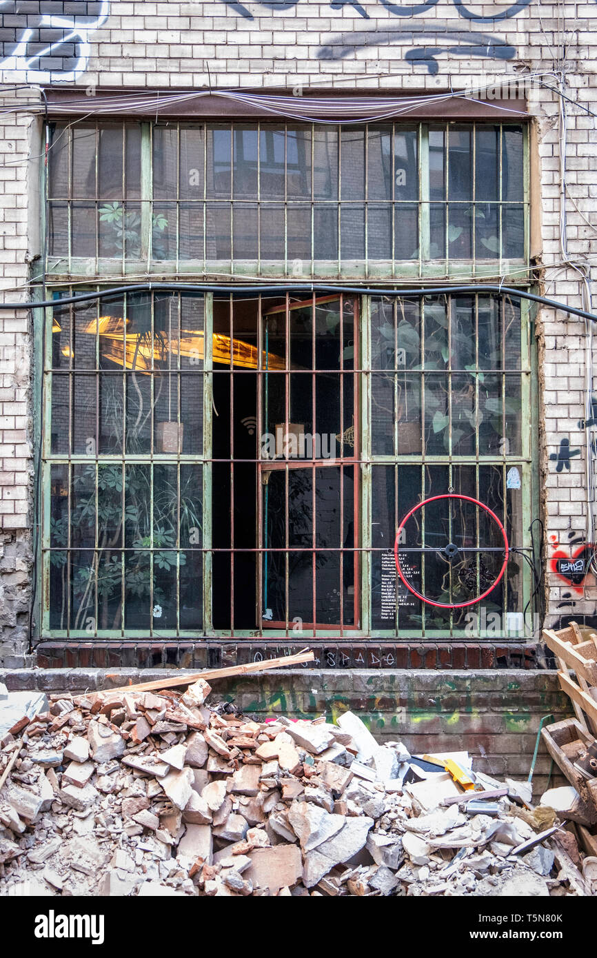 Boda, Berlín. Patio interior del ruinoso antiguo edificio industrial junto al río Panke en Gerichtstrasse 23. Uso residencial y comercial. Foto de stock