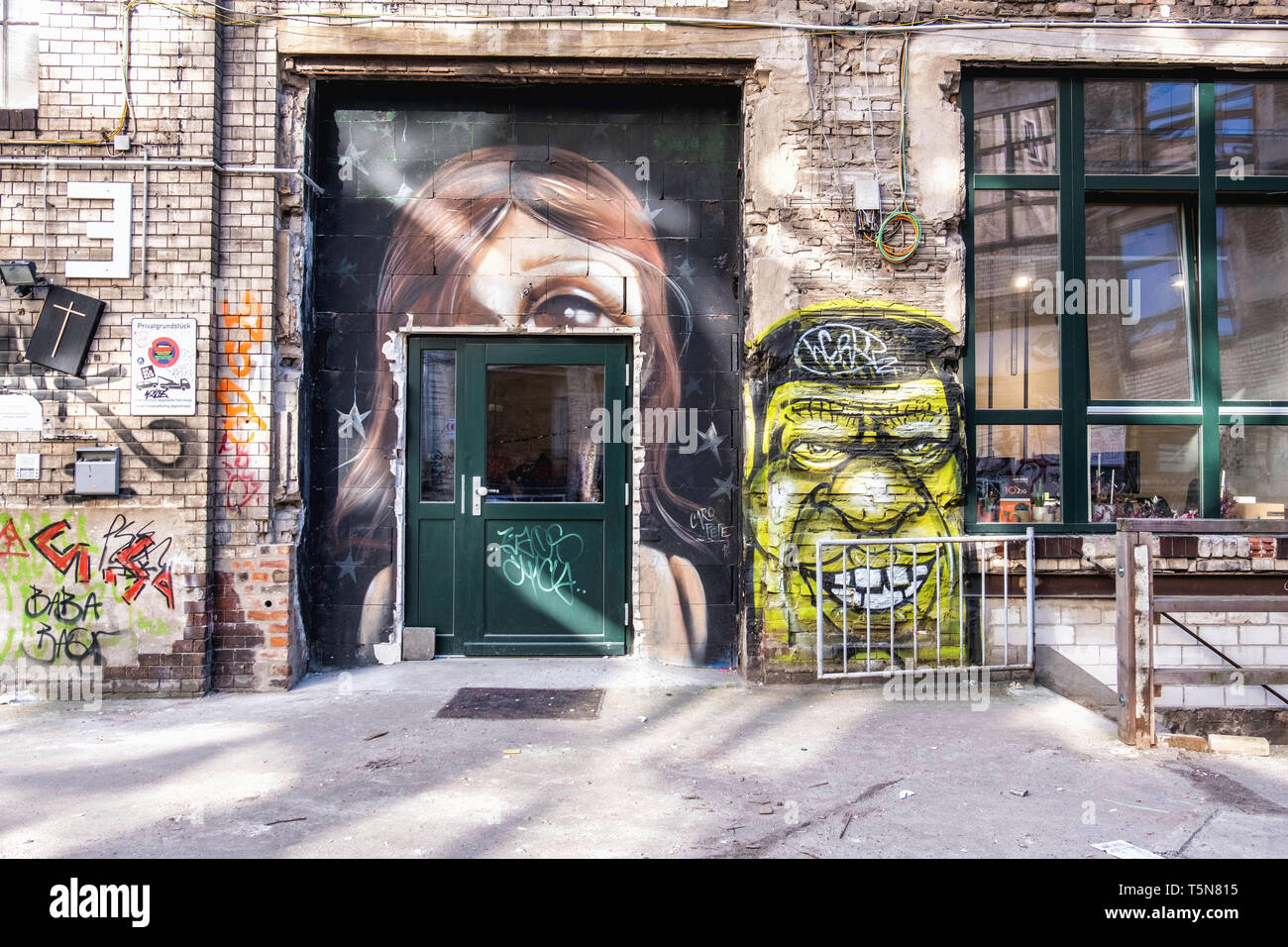 Boda, Berlín. Patio interior del ruinoso antiguo edificio industrial junto al río Panke en Gerichtstrasse 23. Uso residencial y comercial. Foto de stock