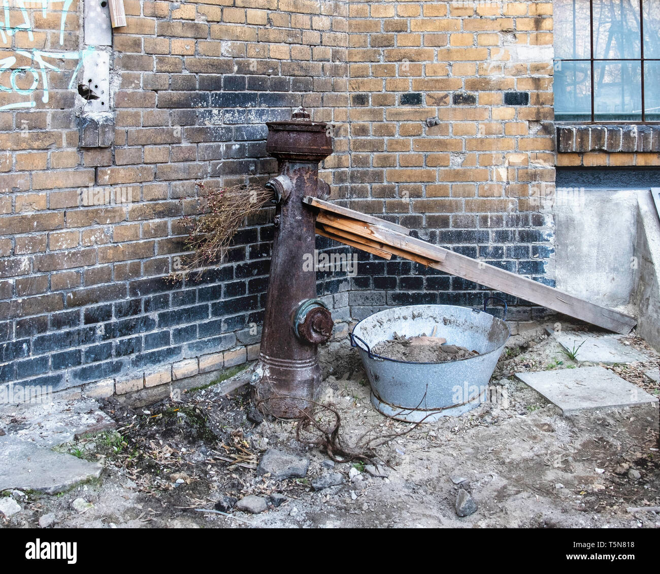 Boda, Berlín. Tubo de agua antiguos y contenedor en el patio del antiguo edificio industrial ruinosas junto al río Panke en Gerichtstrasse 23. Foto de stock