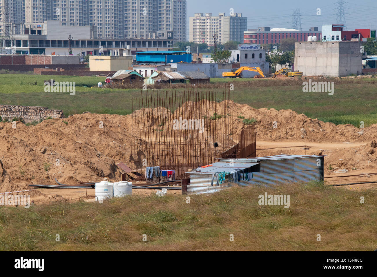 Pilar del puente en el sitio de construcción de edificios de varias plantas de fondo Foto de stock