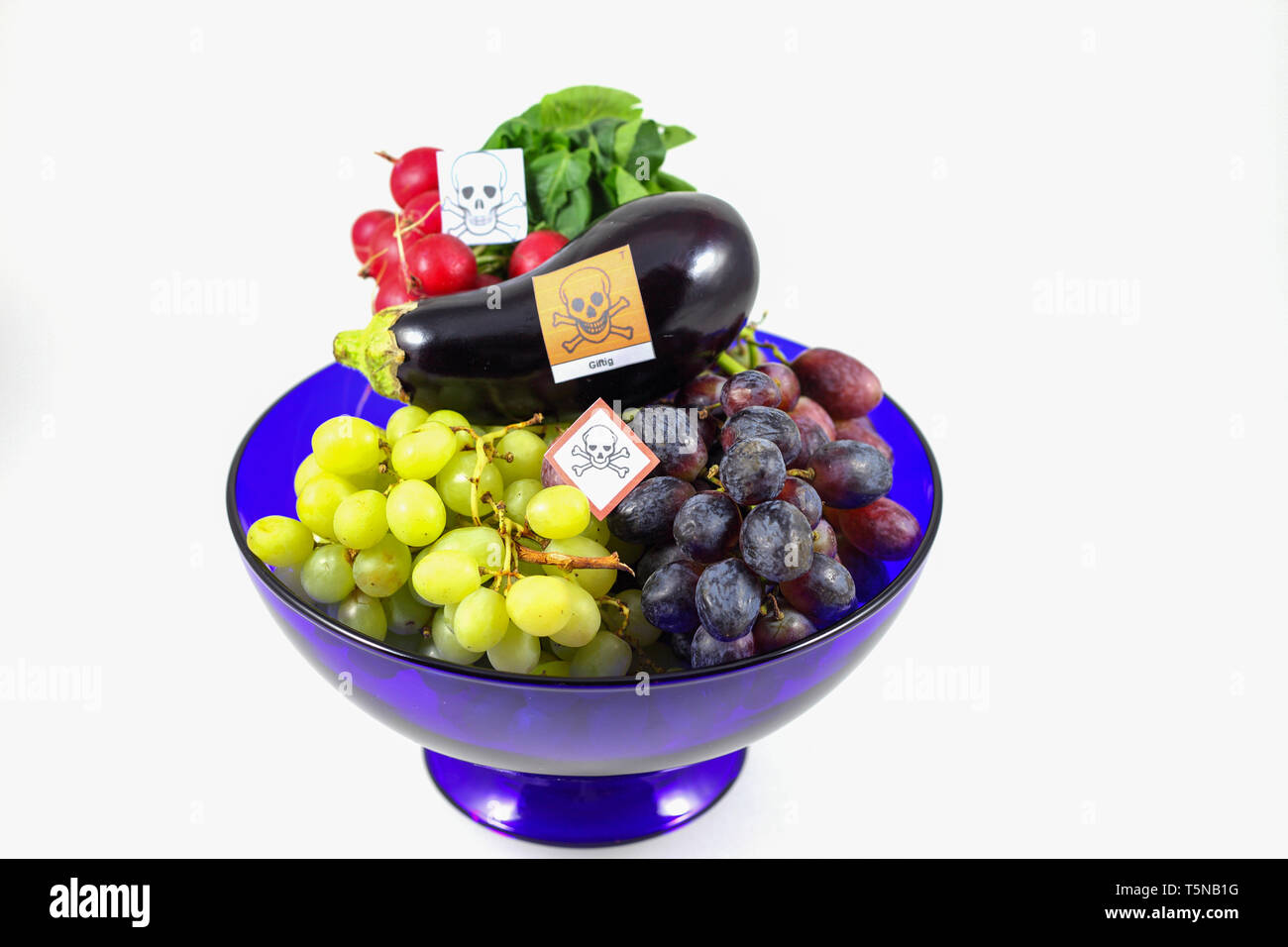 Por Pestiziede envenenado fruto en un tazón de fruta, aislado Foto de stock