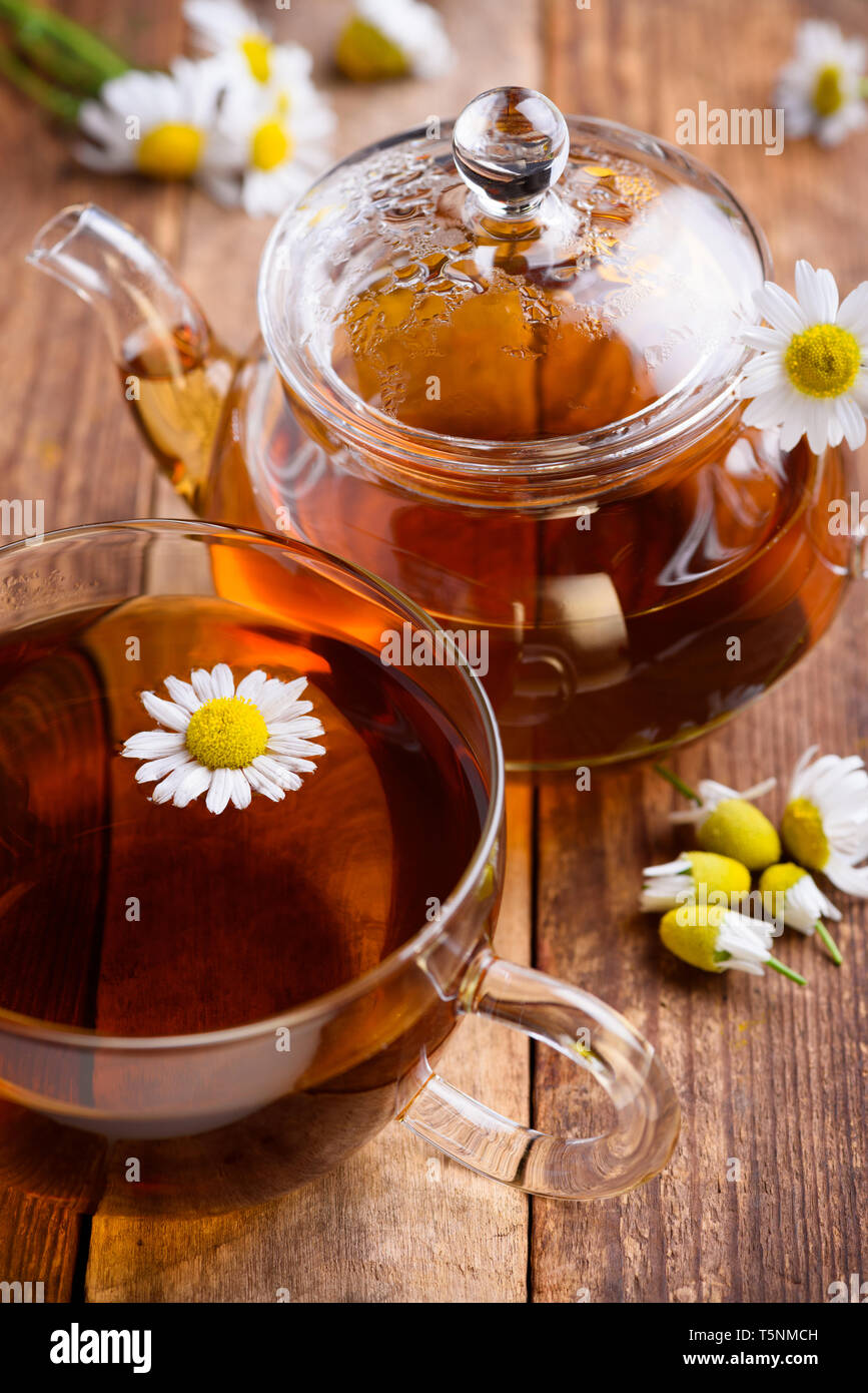 Bandeja de madera con tetera, tazas de té de manzanilla natural y