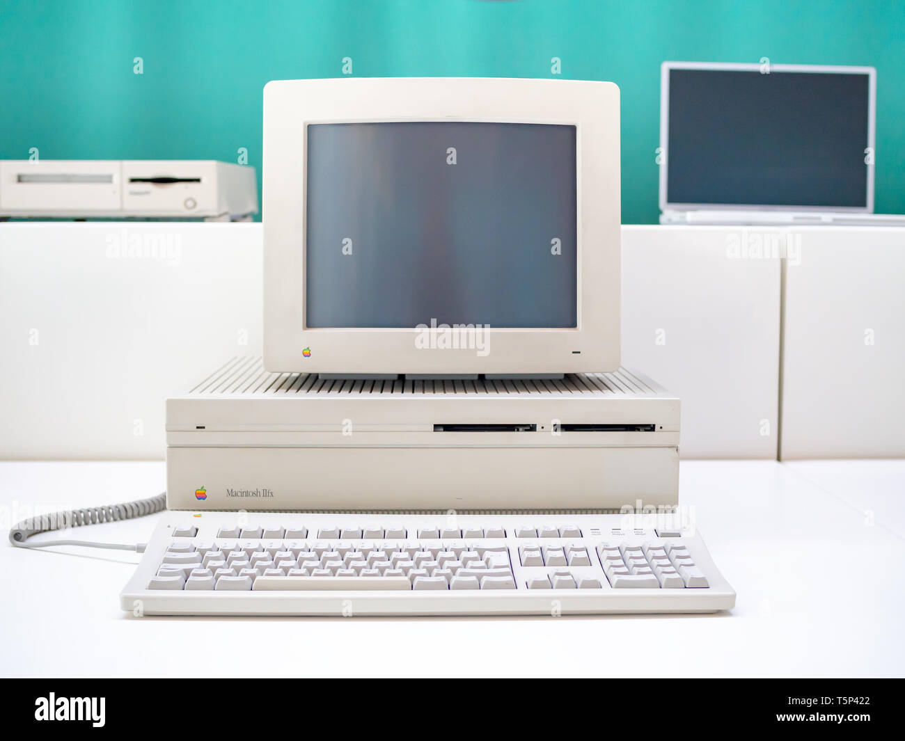 TERRASSA, España-Marzo 19, 2019: Apple Macintosh IIfx Ordenador Personal en el Museo Nacional de la ciencia y de la Técnica de Cataluña Foto de stock
