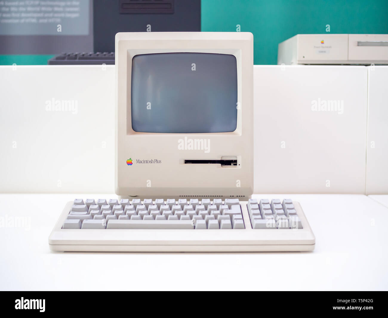 TERRASSA, España-Marzo 19, 2019: Apple Macintosh Plus Ordenador Personal en el Museo Nacional de la ciencia y de la Técnica de Cataluña Foto de stock