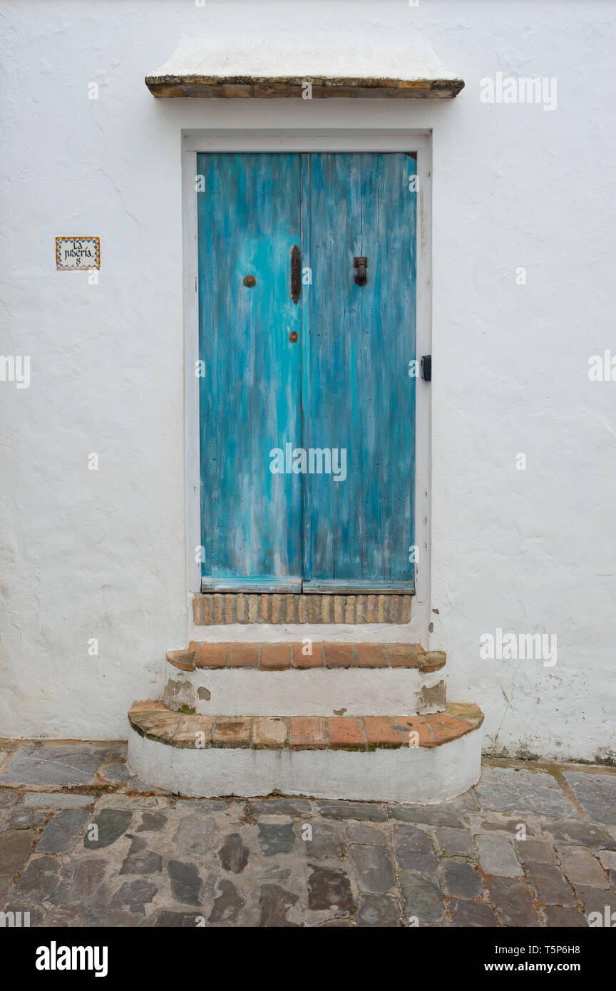 Puerta española pintadas de azul y los pasos en Vejer de la Frontera,  España Fotografía de stock - Alamy