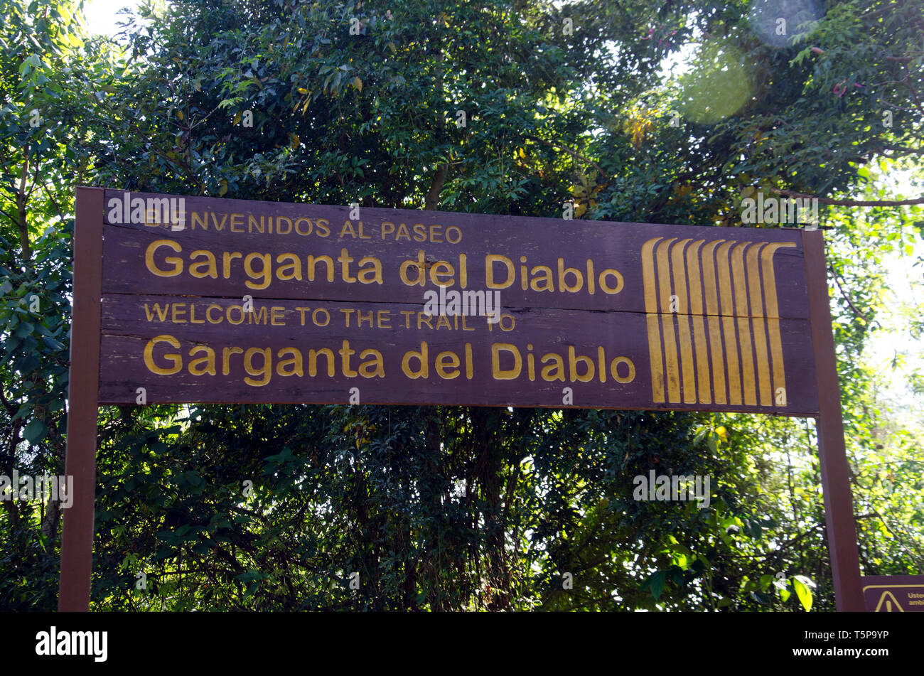 La 'Garganta del Diablo' firmar en ruta a las poderosas Cataratas del Iguazú alude a la temible fuerza adelante Foto de stock