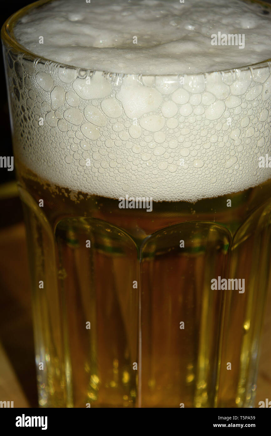 Primer plano de un vaso de cerveza fresca con burbujas de espuma blanca,  verter en el vaso cerveza perfecta Fotografía de stock - Alamy