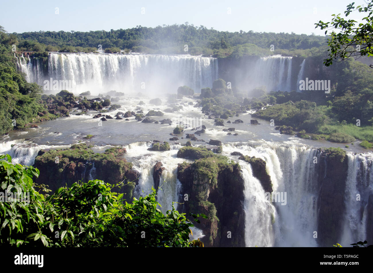Muchos splendoured vista de las Cataratas de Iguazú desde el lado brasileño Foto de stock