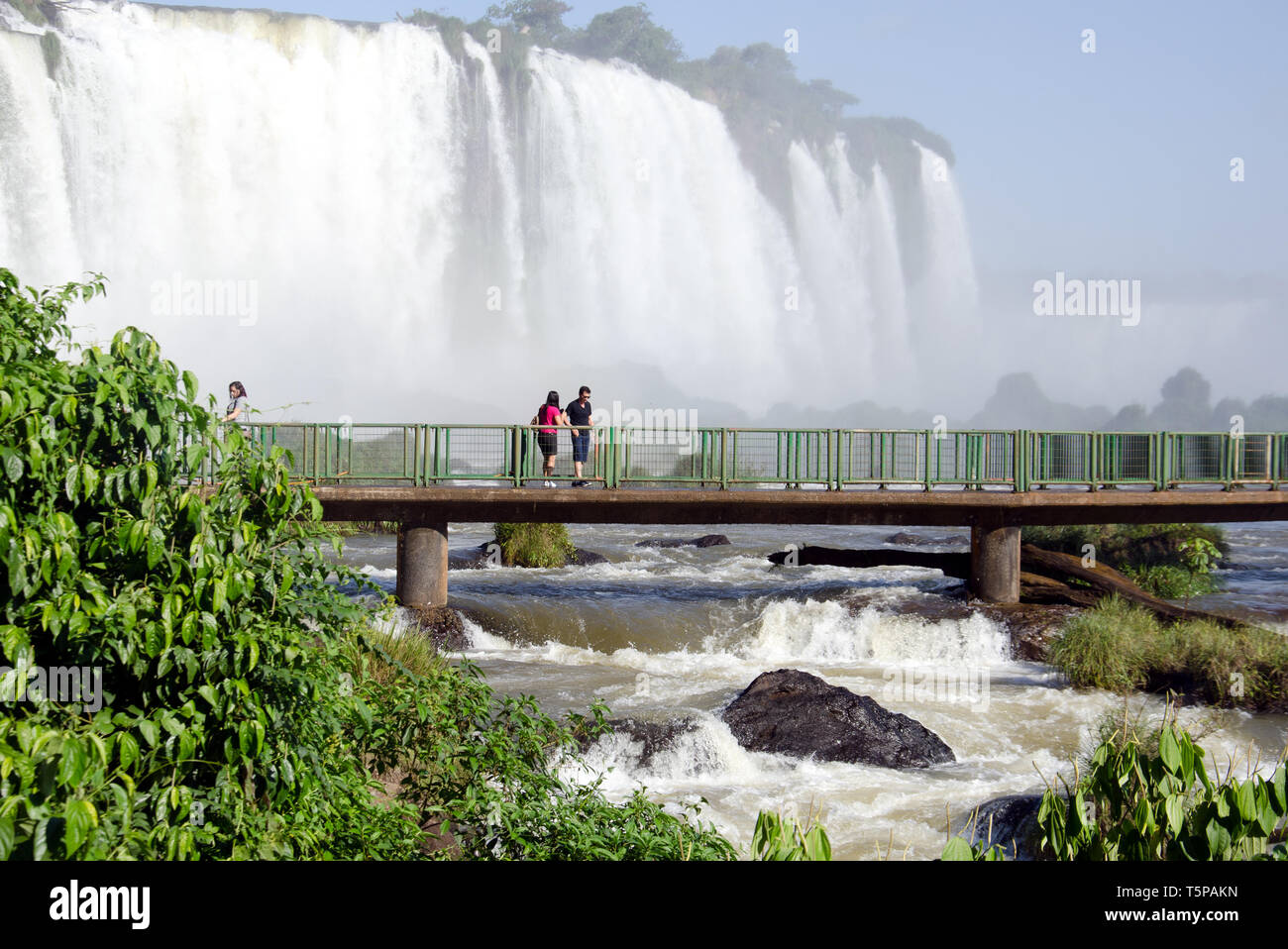 Una impresionante vista de las imponentes Cataratas de Iguazú desde el lado brasileño Foto de stock