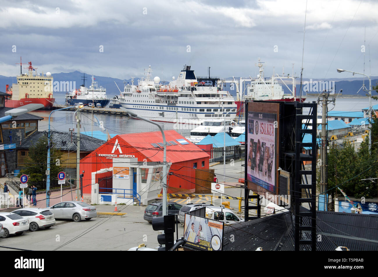 Mirando hacia el puerto de la ciudad de Ushuaia. Foto de stock