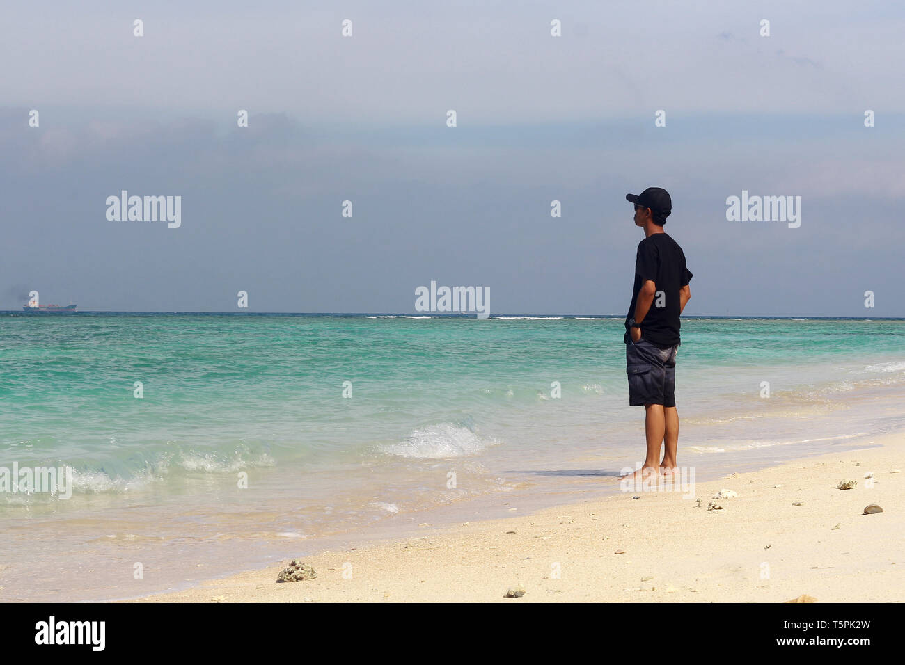 Disfrute de la belleza de la playa gilitrawangan, Nusa Tenggara Oriental, Indonesia, arena blanca y un hermoso cielo azul Foto de stock