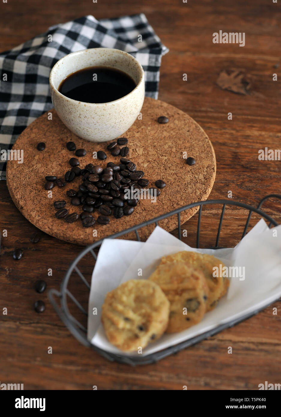 Cafetera turca caliente, frijoles y chocolate en mesa de madera Fotografía  de stock - Alamy