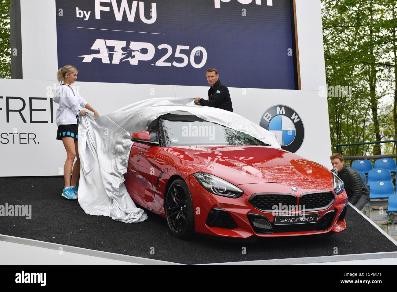 Munich, Alemania. 26 abr, 2019. Modelo Lena GERCKE y Patrick KUEHNEN  revelan el coche ganador de un BMW Z4 Roadster. Pulse nombramiento -  Promidoppel Lena Gercke/Alexander Zverev. BMW Open de Tenis 2019