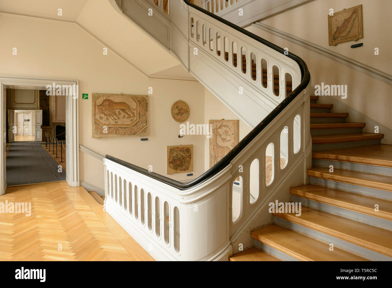 Una escalera de madera en el Museo Nacional de Copenhague, Dinamarca. Foto de stock