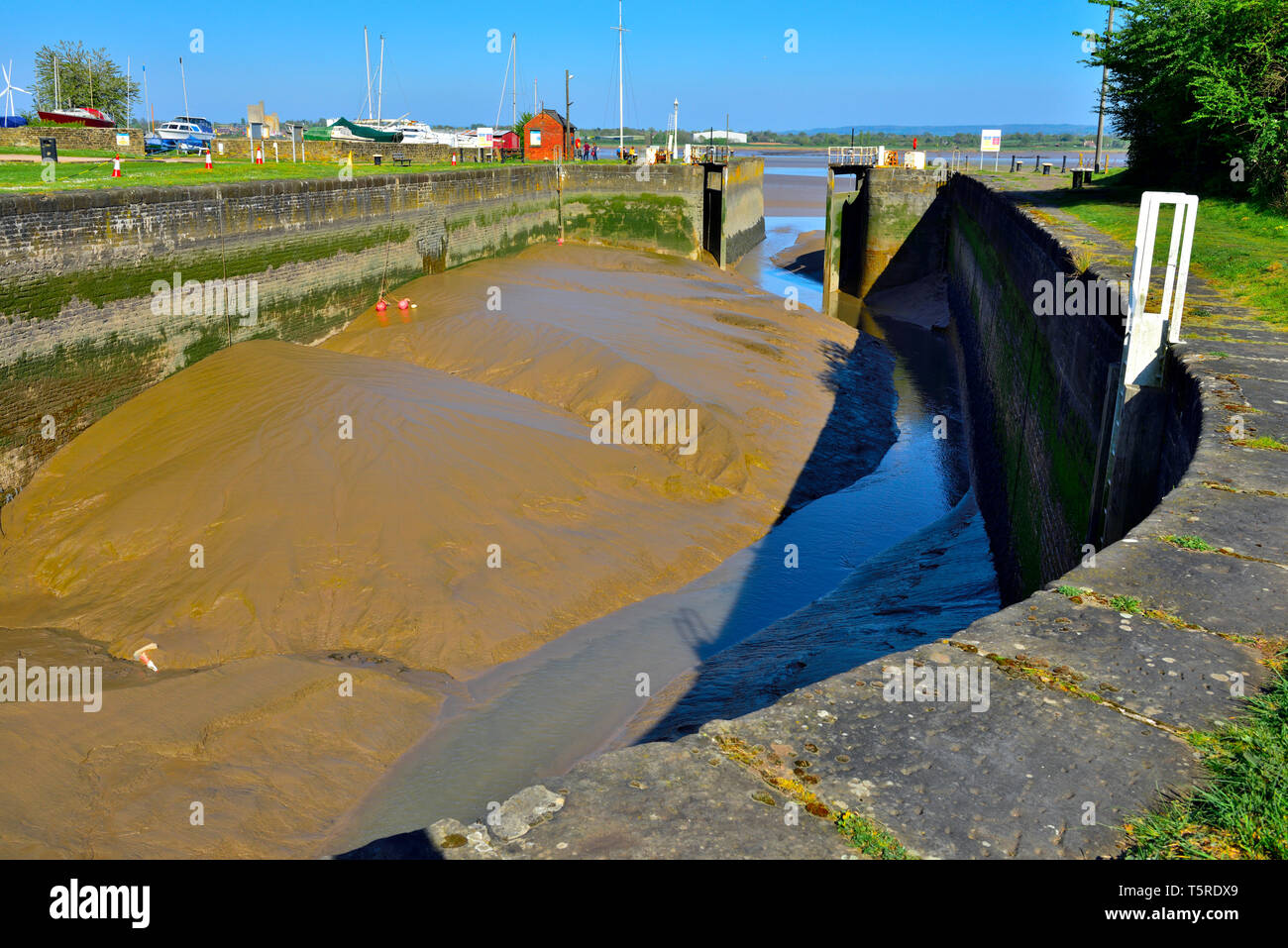 Lydney Puerto Severn Estuary, marea baja con bloqueo puertas abiertas exponiendo aluviones de barro harbour Foto de stock