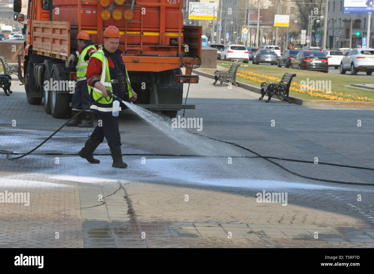 Abril 20, 2019: Moscú, Rusia - Los trabajadores de la zona peatonal de lavado con detergentes de limpieza de alta presión Foto de stock