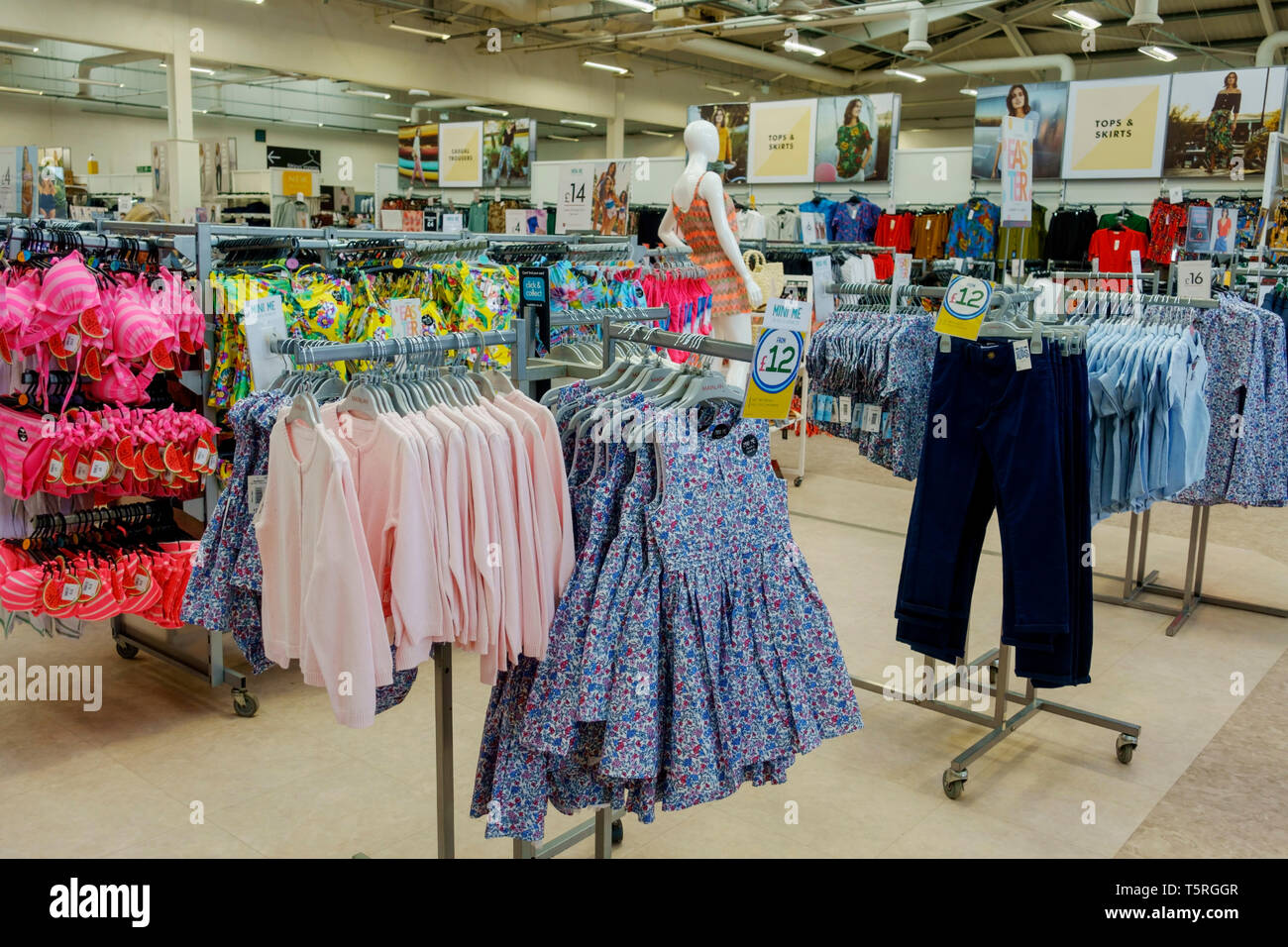Muestra de ropa en una tienda Matalan en Dumfries, Escocia Foto de stock