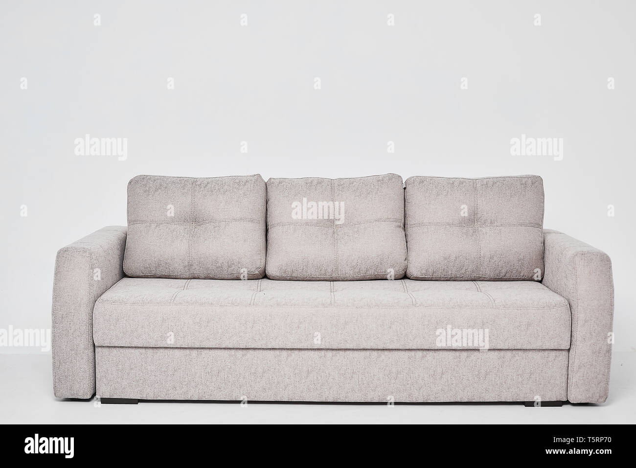 Sofá clásico gris claro con tres almohadas aislados en fondo blanco  Fotografía de stock - Alamy