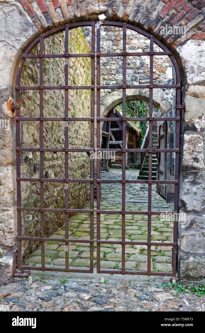 La antigua cárcel, siglo 16, , monumento histórico, arco, puerta de hierro, caminos adoquinados, Normandía; Europa, Honfleur, Francia; el verano, vertical Foto de stock