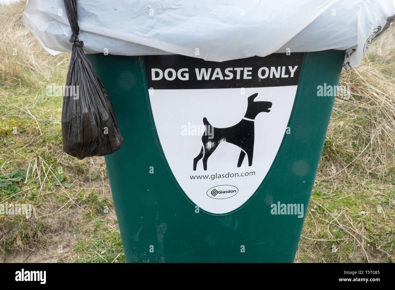 Dispensador bolsa de caca de perro en un parque público Fotografía de stock  - Alamy