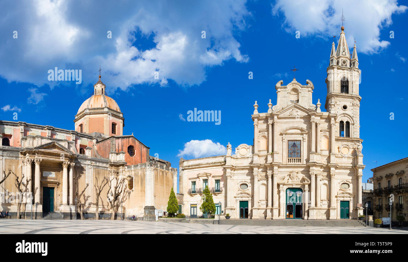 Acireale - El Duomo (Maria Santissima Annunziata) y la iglesia Basílica dei Santi Pietro e Paolo. Foto de stock