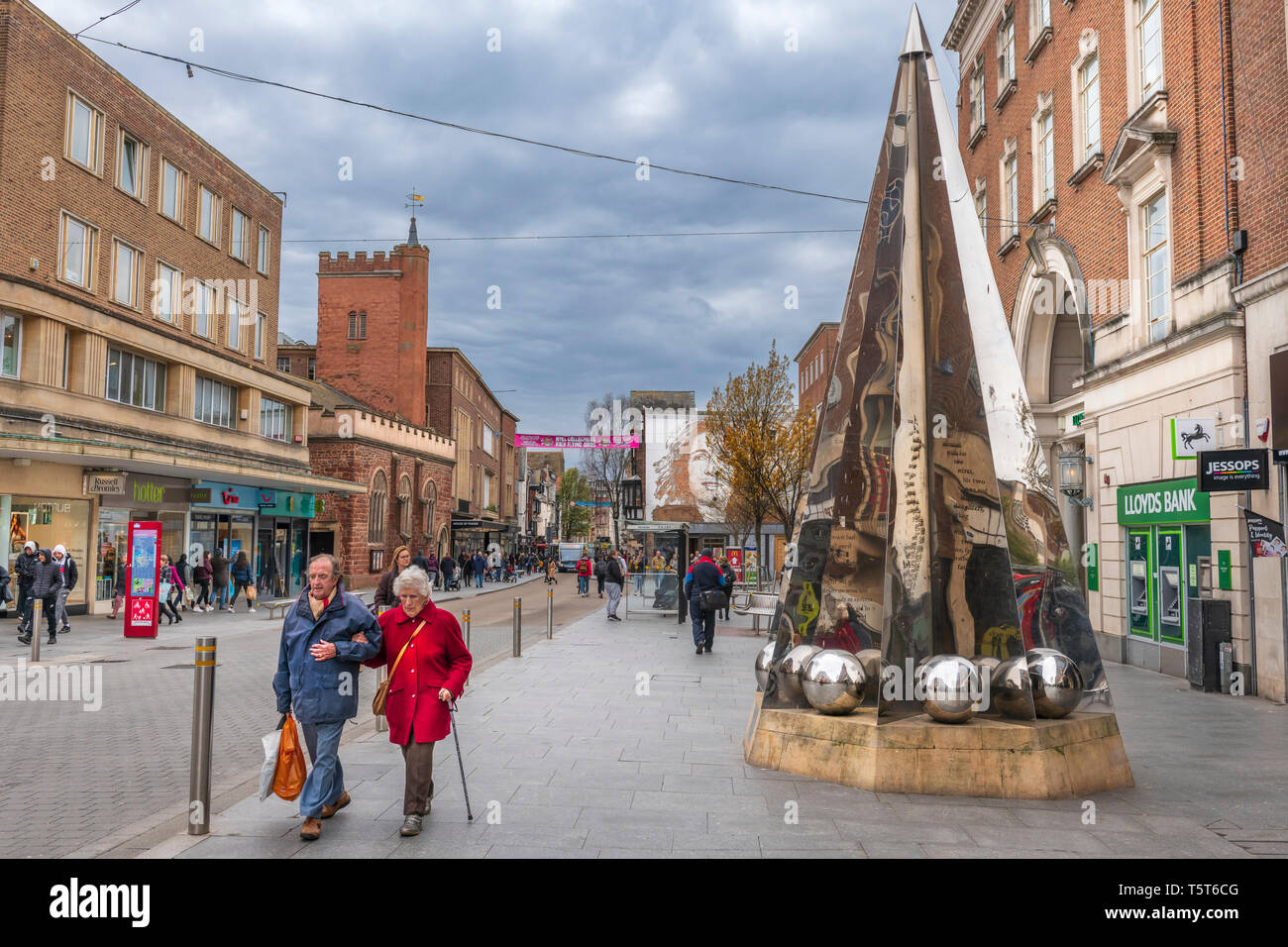 El Enigma Escultura, diseñada por Michael Fairfax, en el centro de la ciudad de Exeter en Devon. Foto de stock