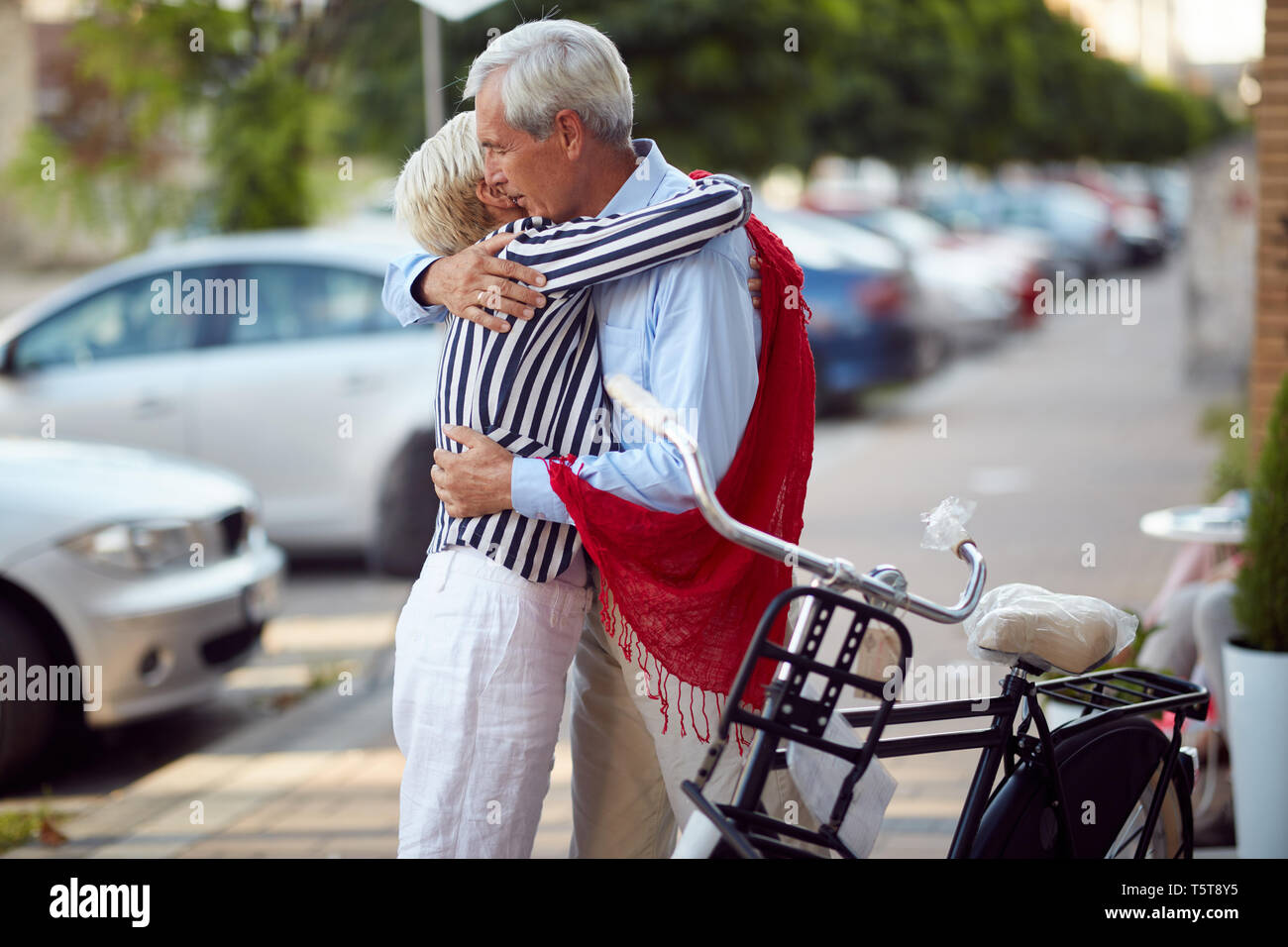 Mujer madura feliz compartiendo fotografías e imágenes de alta resolución -  Página 4 - Alamy