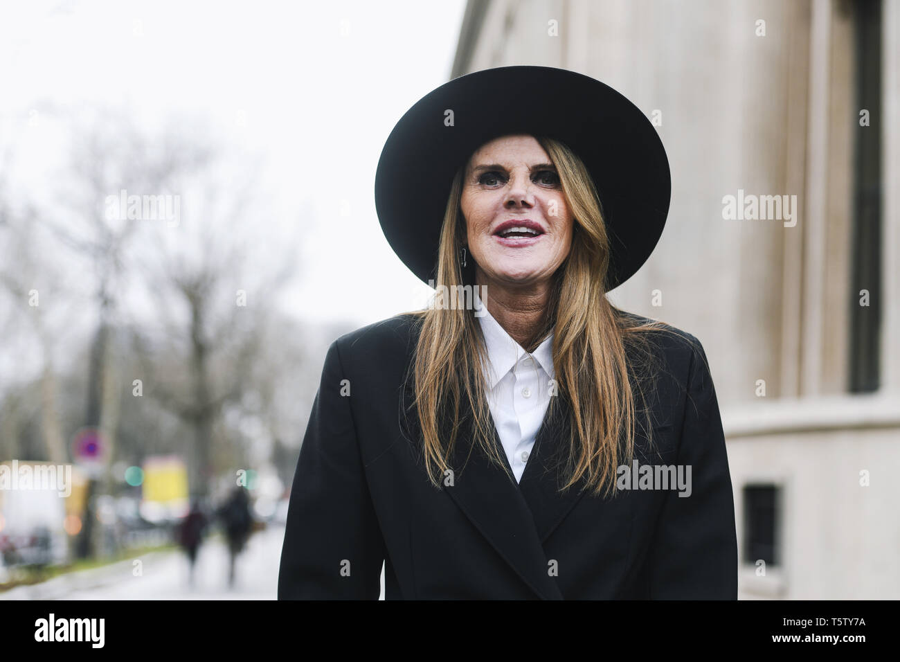 París, Francia - 5 de marzo de 2019: Street Style outfit - Anna Dello Russo antes  de un desfile de moda durante la Semana de la moda de París - PFWFW19  Fotografía de stock - Alamy