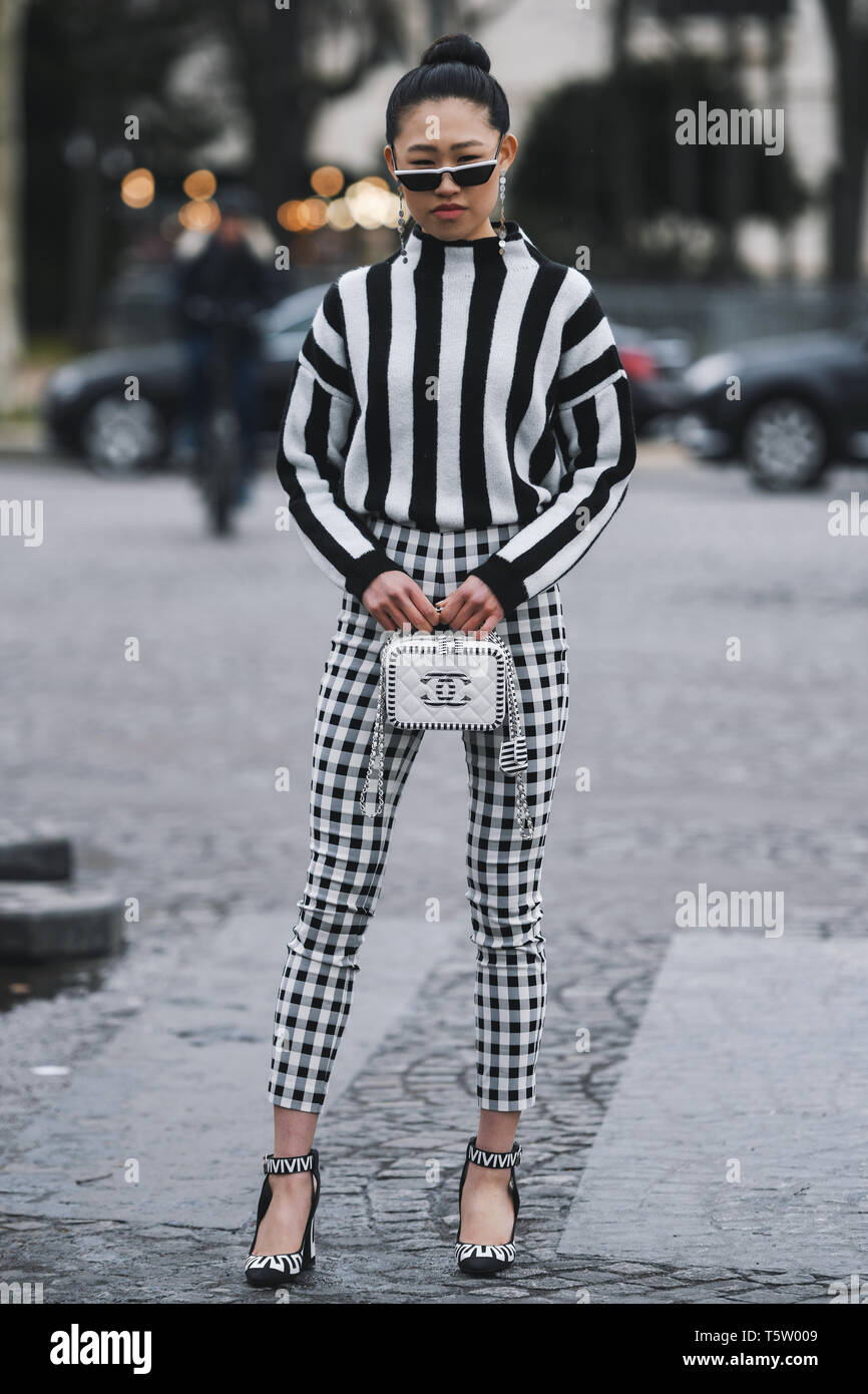 París, Francia - 5 de marzo de 2019: Street Style - mujer vestidos de  blanco y negro a